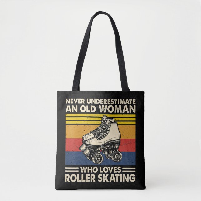 Never underestimate an old woman loves roller skat tygkasse (Framsida)