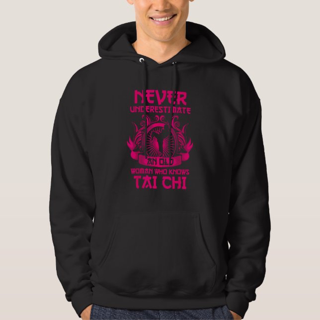 Never Underestimate An Old Woman Who Knows Tai Chi Hoodie (Framsida)