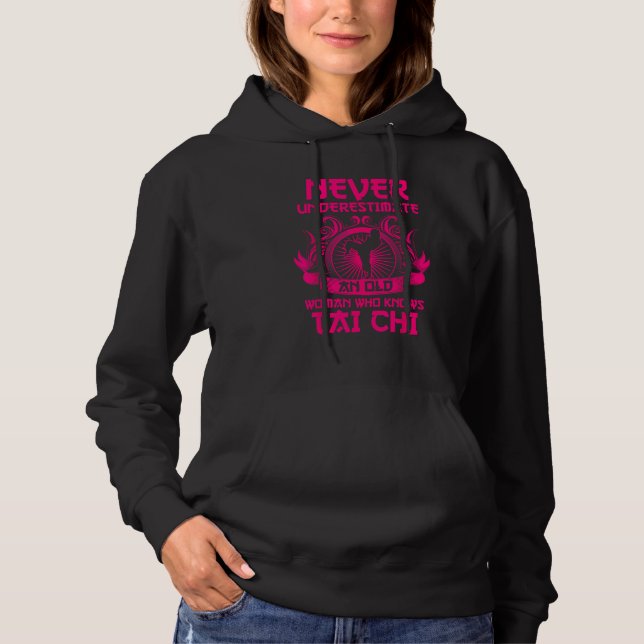 Never Underestimate An Old Woman Who Knows Tai Chi T Shirt (Framsida)