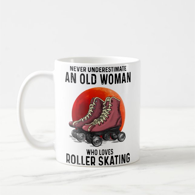 Never Underestimate An Old Woman Who Loves Roller  Kaffemugg (Vänster)