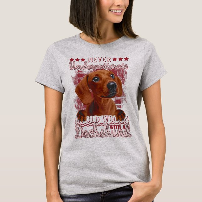 Never Underestimate An Old Woman With A Dachshund T Shirt (Framsida)