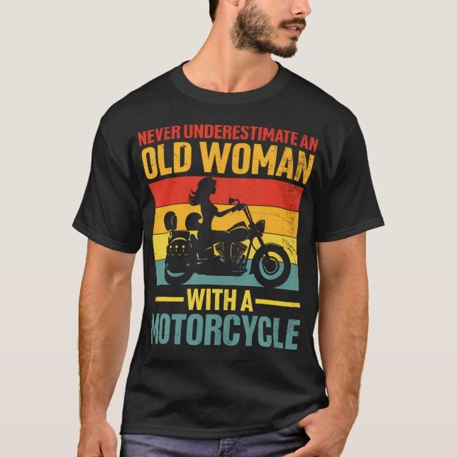 Never Underestimate An Old Woman With A Motorcycle T Shirt (Framsida)