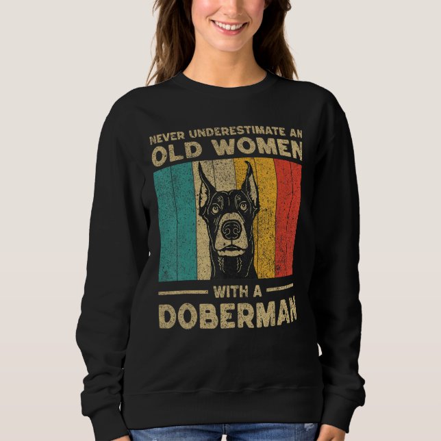 Never Underestimate An Old Women With A Doberman P T Shirt (Framsida)