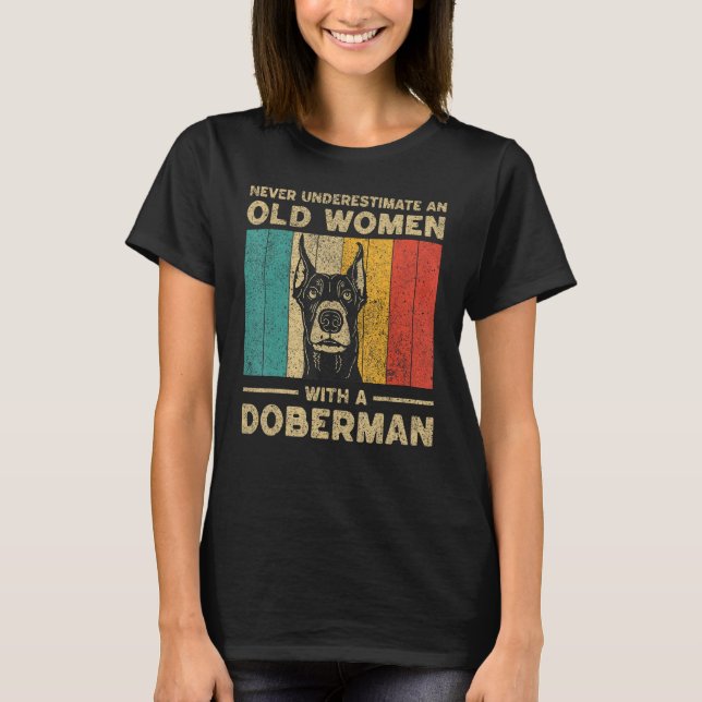 Never Underestimate An Old Women With A Doberman P T Shirt (Framsida)