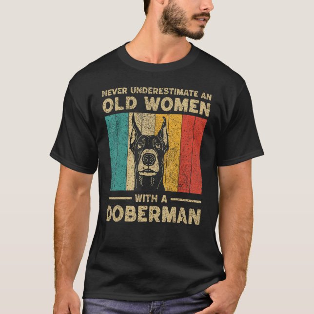 Never Underestimate An Old Women With A Doberman P T Shirt (Framsida)