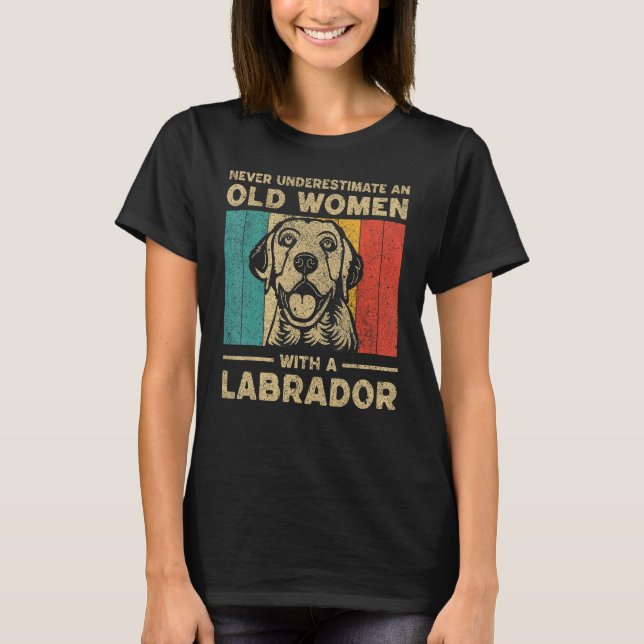 Never Underestimate An Old Women With A Labrador T Shirt (Framsida)