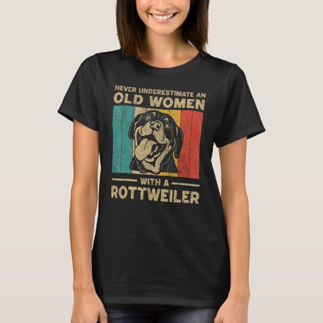 Never Underestimate An Old Women With A Rottweiler T Shirt (Framsida)
