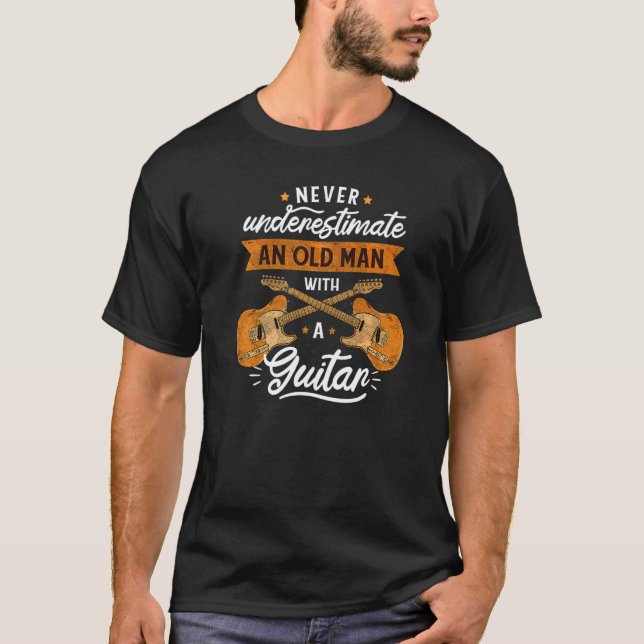 Never Underestimate And Old Man With A Guitar   T Shirt (Framsida)