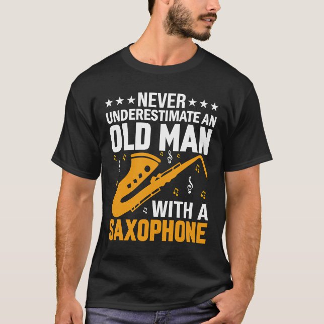 Never Underestimate Old Man Saxophone Player Music T Shirt (Framsida)