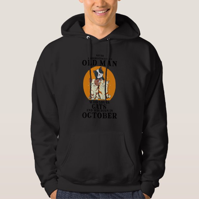 Never underestimate old man who loves cats Born In Hoodie (Framsida)