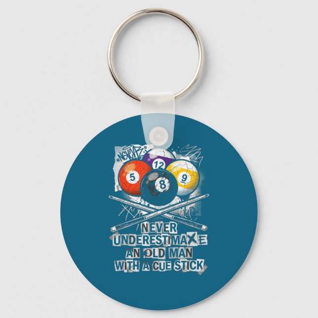 Never Underestimate Old Man With A Cue Stick Billi Nyckelring (Framsida)