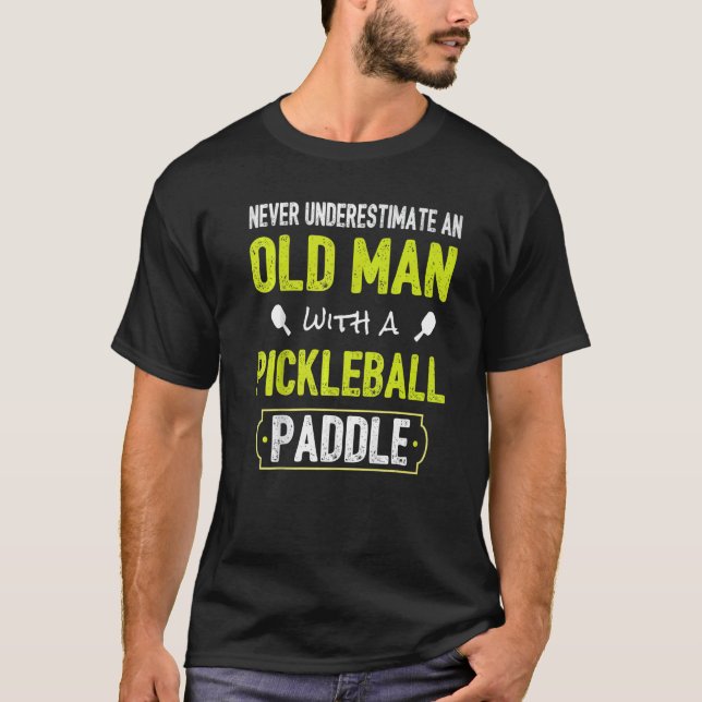 Never Underestimate Old Man with Pickleball Paddle T Shirt (Framsida)