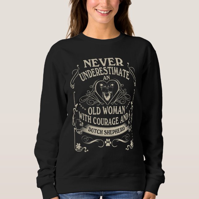 Never Underestimate Old Woman Courage & Dutch Shep T Shirt (Framsida)