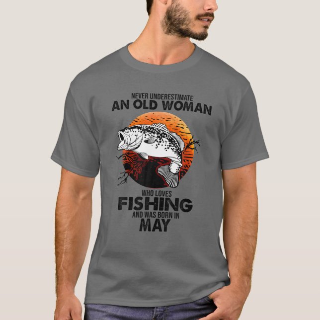 Never Underestimate Old Woman Loves Fishing Born I T Shirt (Framsida)