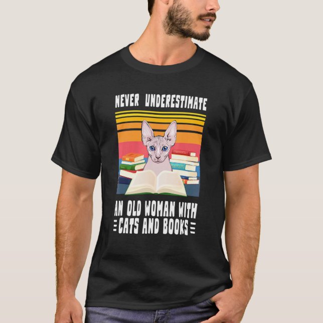 Never Underestimate Old Woman With Cats And Books T Shirt (Framsida)