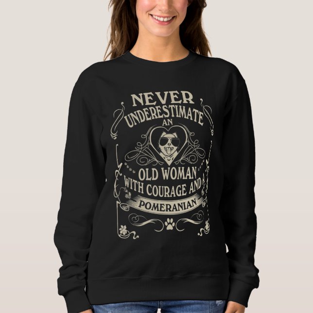 Never Underestimate Old Woman With Courage And A P T Shirt (Framsida)