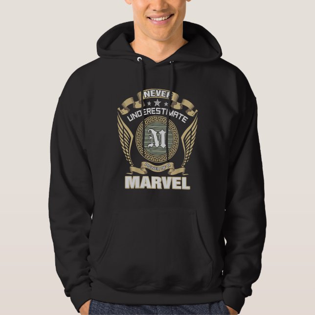 NEVER_UNDERESTIMATE_POWER_OF_A_MARVEL HOODIE (Framsida)