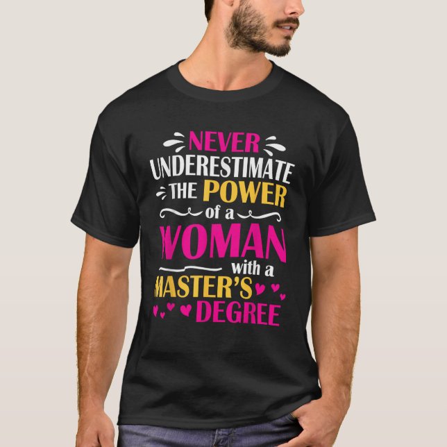 Never Underestimate Power Of A Woman With A Master T Shirt (Framsida)