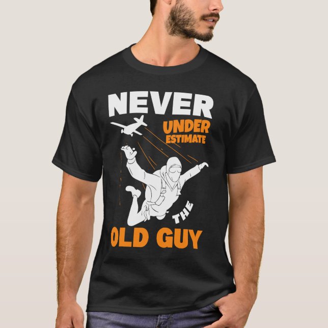 Never Underestimate The Old Parachuter Grandpa Sky T Shirt (Framsida)