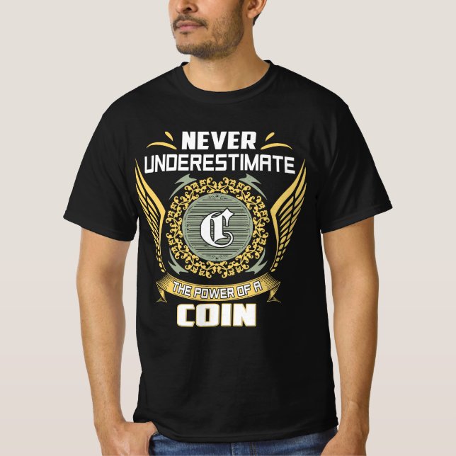 Never Underestimate The Power Of A Coin T Shirt (Framsida)