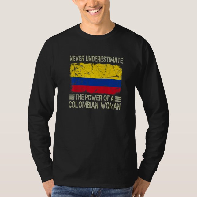 Never Underestimate The Power of a Colombian Woman T Shirt (Framsida)