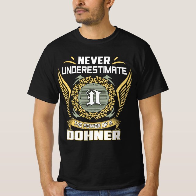 Never Underestimate The Power Of A Dohner T Shirt (Framsida)