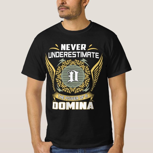 Never Underestimate The Power Of A Domina T Shirt (Framsida)