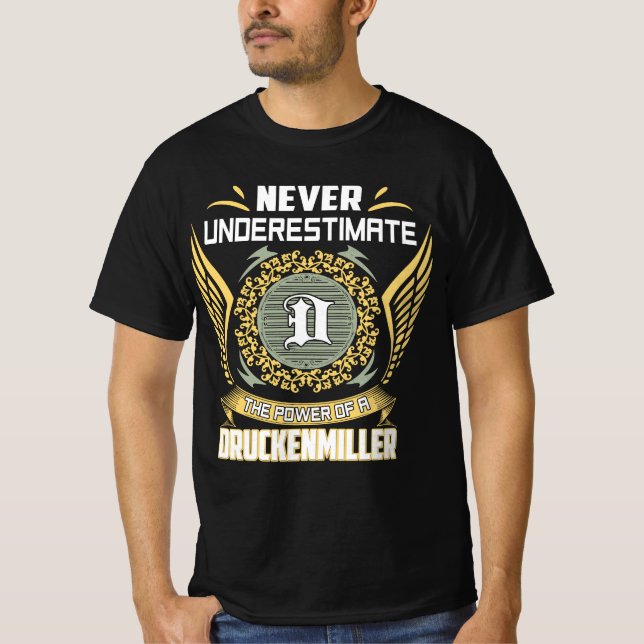 Never Underestimate The Power Of A Druckenmiller T Shirt (Framsida)