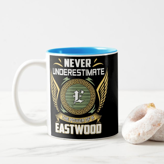 Never Underestimate The Power Of A Eastwood Två-Tonad Mugg (Med munk)