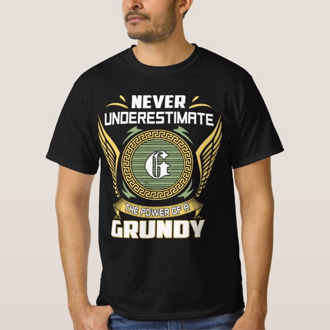 Never Underestimate The Power Of A Grundy T Shirt (Framsida)