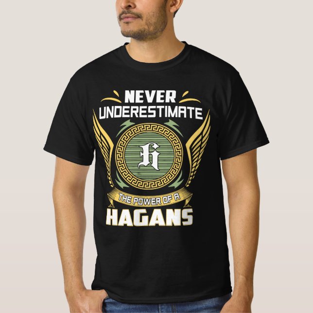 Never Underestimate The Power Of A Hagans T Shirt (Framsida)