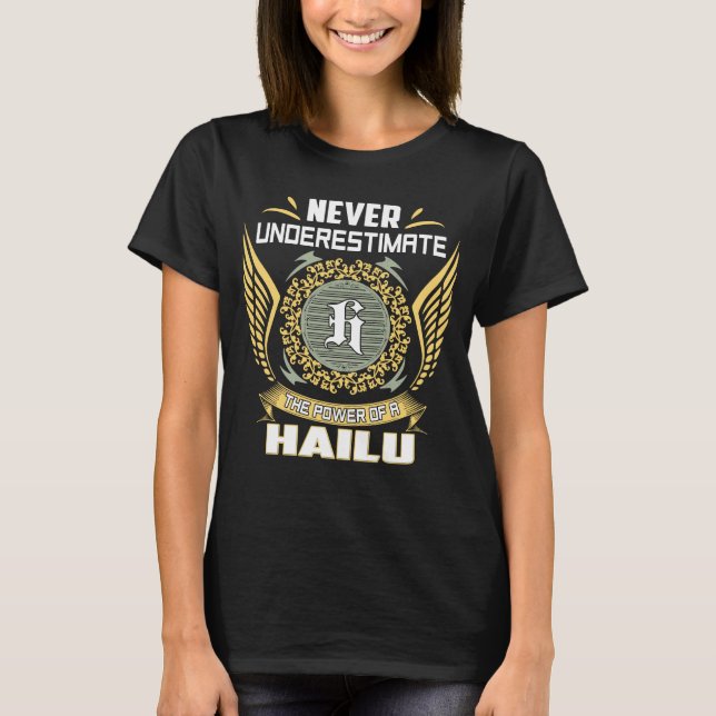 Never Underestimate The Power Of A Hailu T Shirt (Framsida)