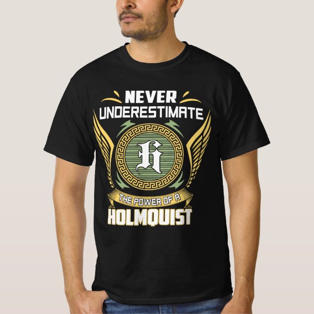 Never Underestimate The Power Of A Holmquist T Shirt (Framsida)