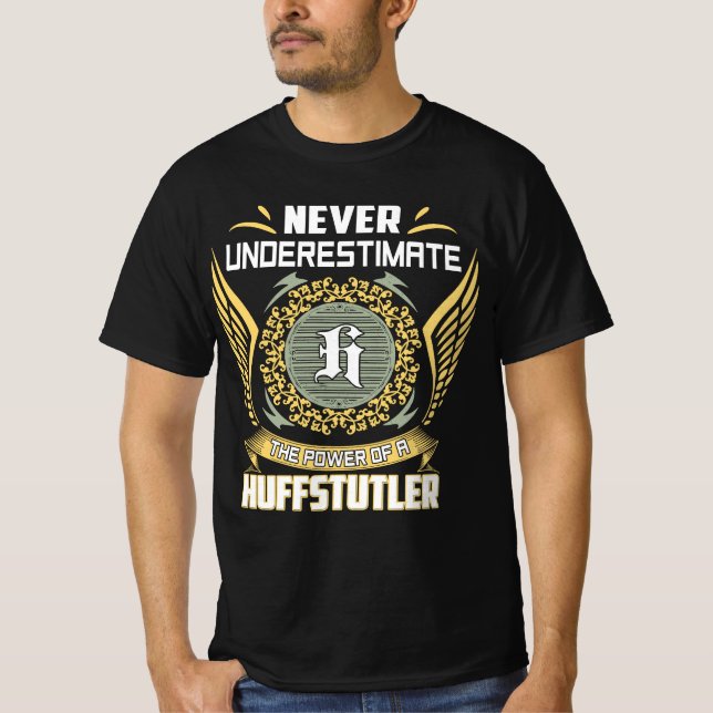 Never Underestimate The Power Of A Huffstutler T Shirt (Framsida)