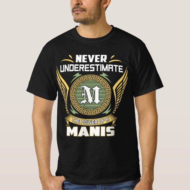 Never Underestimate The Power Of A Manis T Shirt (Framsida)