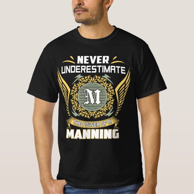 Never Underestimate The Power Of A Manning T Shirt (Framsida)