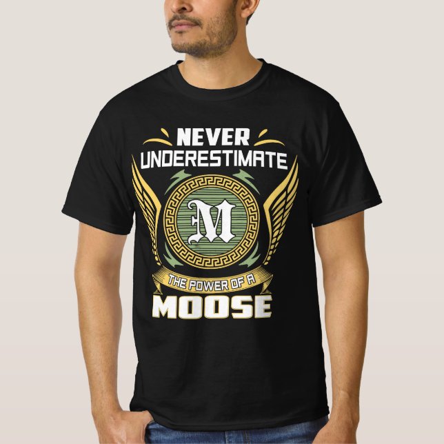 Never Underestimate The Power Of A Moose T Shirt (Framsida)