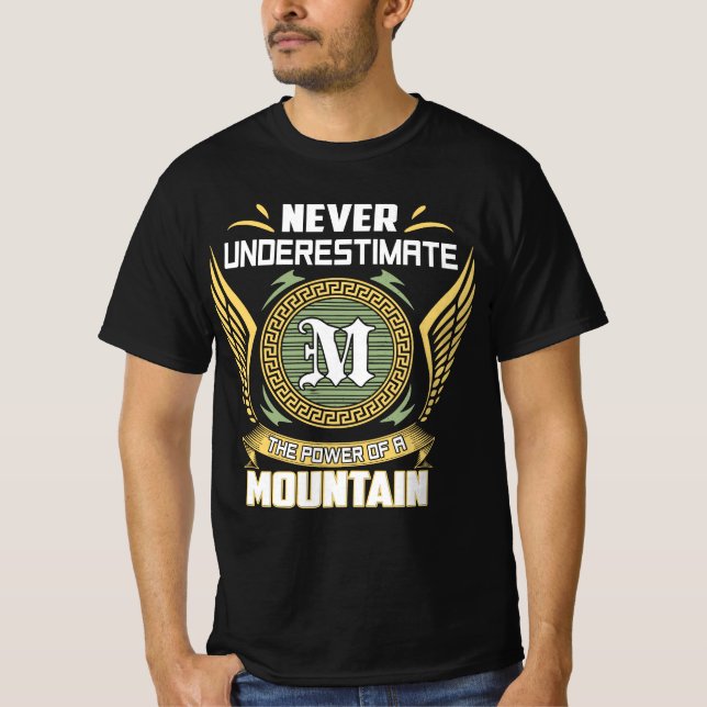 Never Underestimate The Power Of A Mountain T Shirt (Framsida)