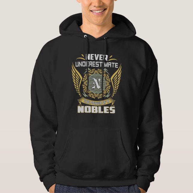 Never Underestimate The Power Of A Nobles Hoodie (Framsida)