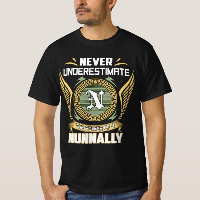Never Underestimate The Power Of A Nunnally T Shirt (Framsida)