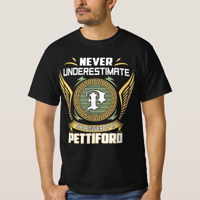Never Underestimate The Power Of A Pettiford T Shirt (Framsida)