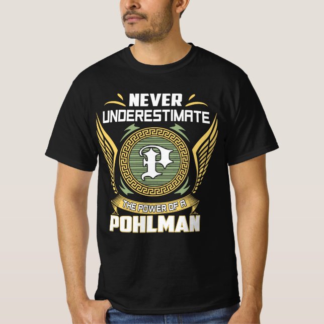 Never Underestimate The Power Of A Pohlman T Shirt (Framsida)