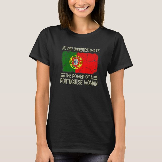 Never Underestimate The Power of a Portuguese Woma T Shirt (Framsida)
