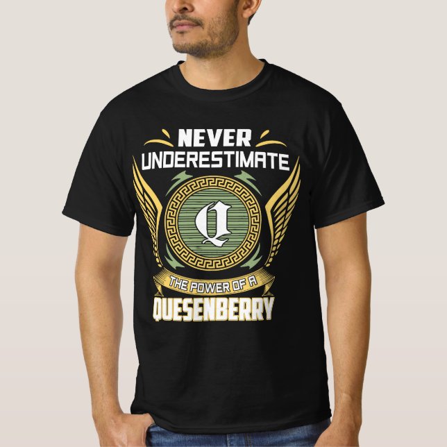 Never Underestimate The Power Of A Quesenberry T Shirt (Framsida)