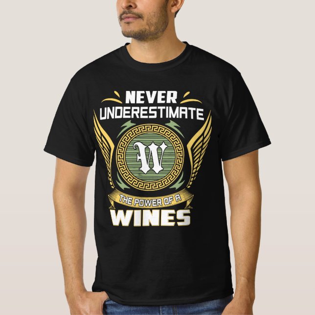Never Underestimate The Power Of A Wines T Shirt (Framsida)