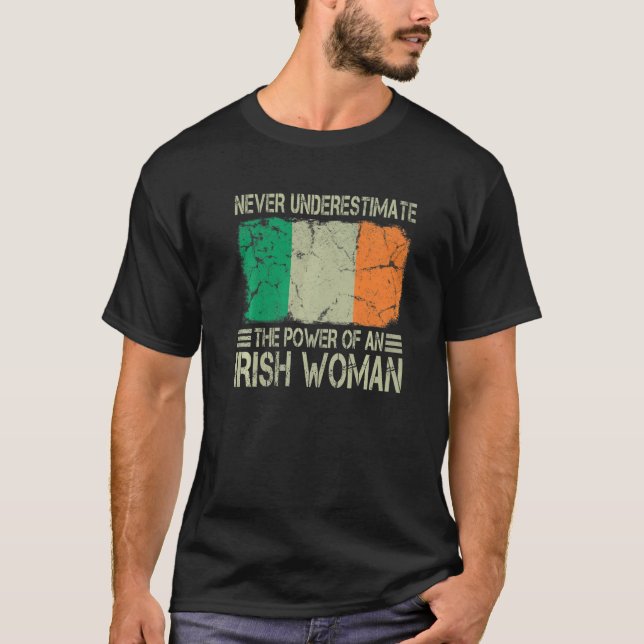 Never Underestimate The Power of an Irish Woman Fl T Shirt (Framsida)