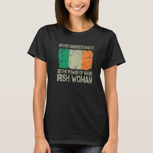 Never Underestimate The Power of an Irish Woman Fl T Shirt (Framsida)