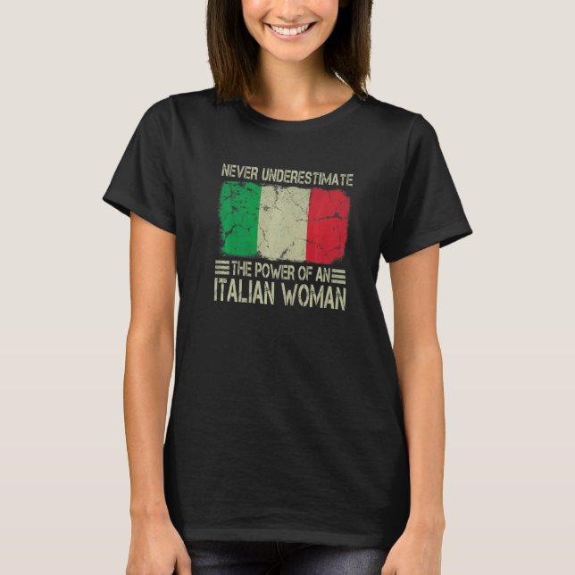 Never Underestimate The Power of an Italian Woman  T Shirt (Framsida)