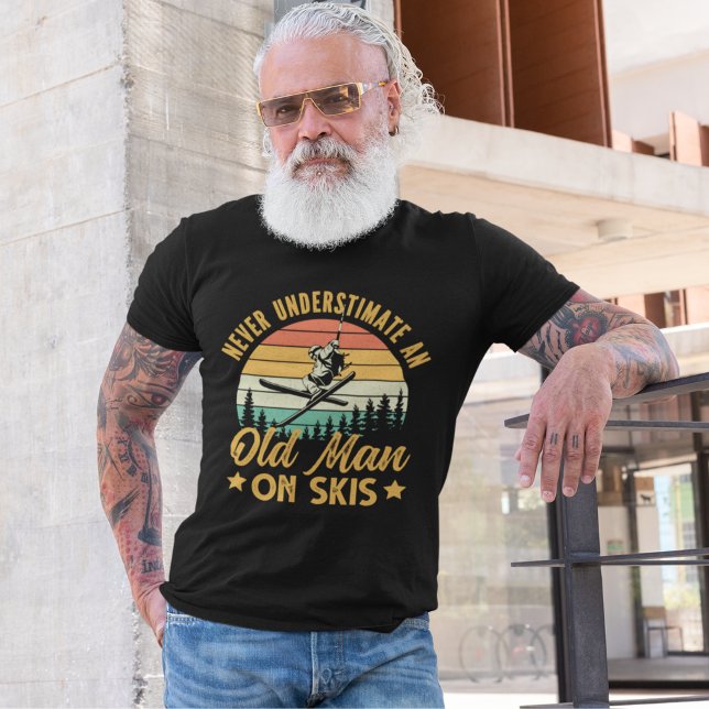  Never Understimate an Old Man On Skis funny T Shirt (Skapare uppladdad)