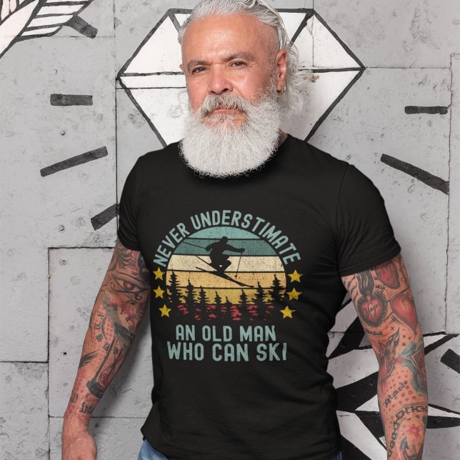 Never Understimate an Old man Who Can Ski T Shirt (Skapare uppladdad)
